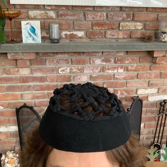 Vintage 1943 Black Macrame Wool Hat with Tassel Marshall Fields Chicago - Picture 4 of 9